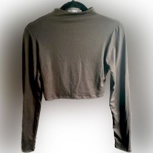 Black mock neck half shirt size M